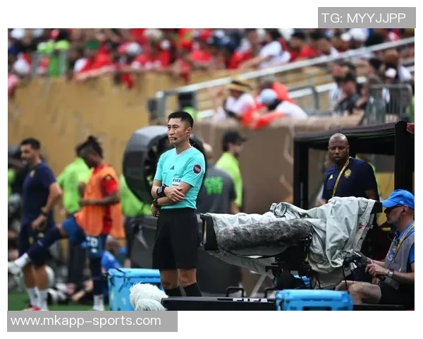 马宁赛后遭遇冲突连罚三红牌安保紧急护送离场引发热议