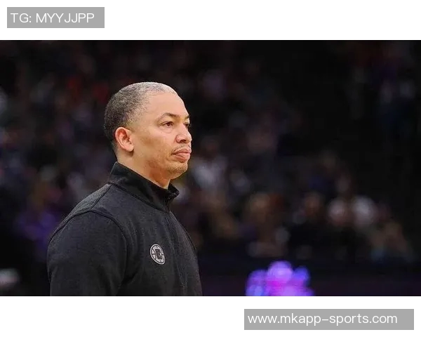 泰伦卢赞尼德豪泽拼劲十足能量满满抢板盖帽表现出色贡献六个进攻篮板