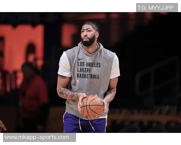 浓眉因双侧跟腱劳损在场边沉思队友们纷纷表现出担忧神情 浓眉因双侧跟腱劳损在场边沉思队友们纷纷表现出担忧神情