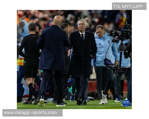 维尼修斯双响助力球队胜利分享伯纳乌的精彩时刻与球迷共庆