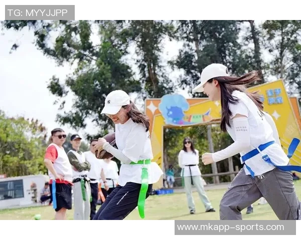 快船全队团建活动共赏橄榄球比赛并拍摄合影留念欢乐时光